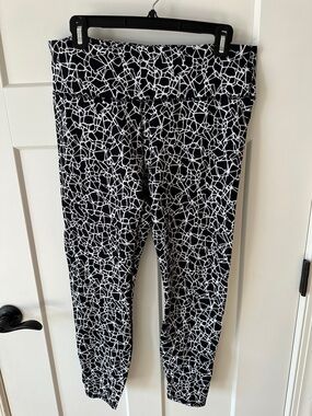 Black and White Abstract Print Leggings